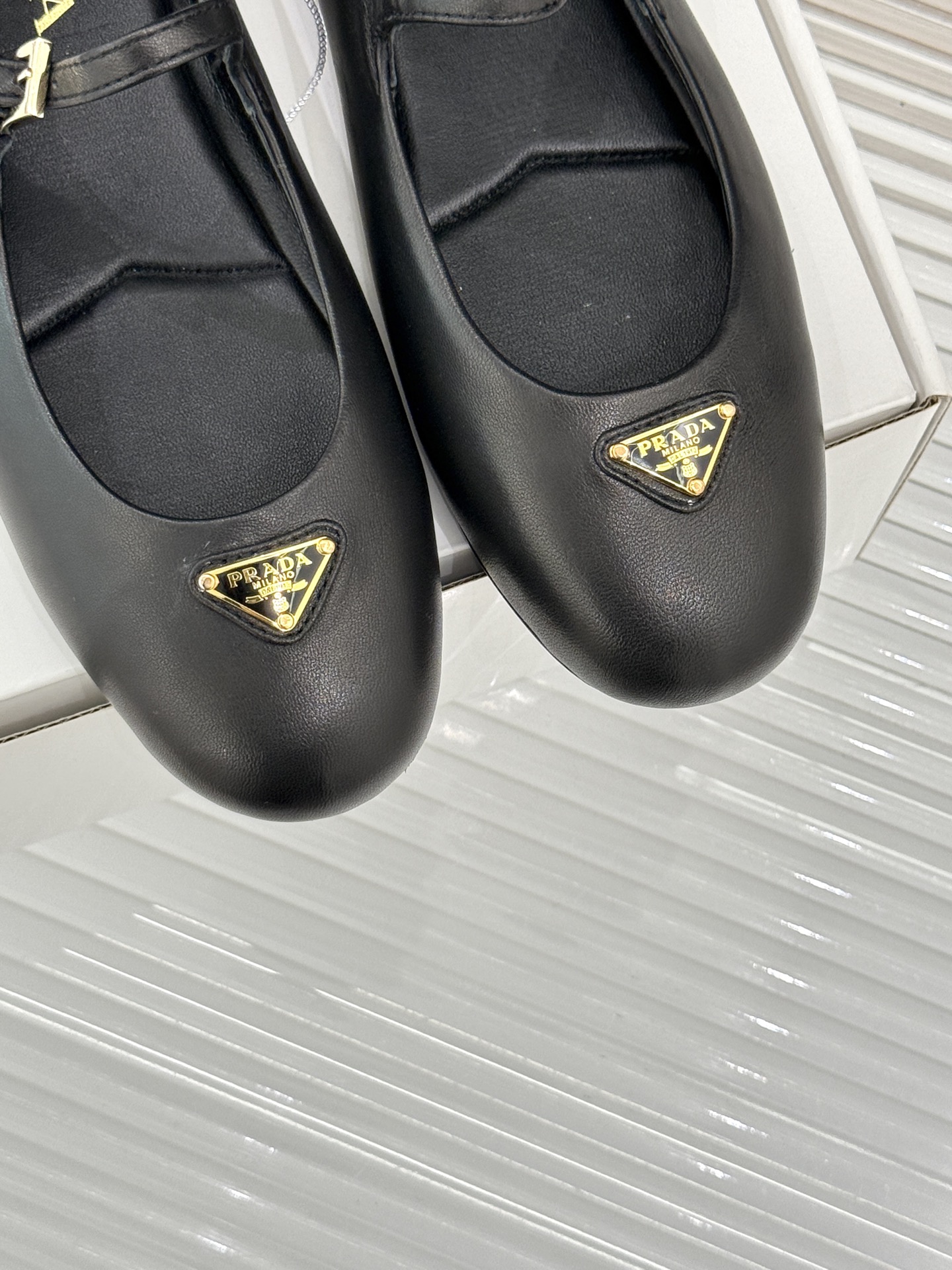 프라다 삼각로고 메리제인 페이턴트 레더 발레리나 플랫 슈즈 1F793N