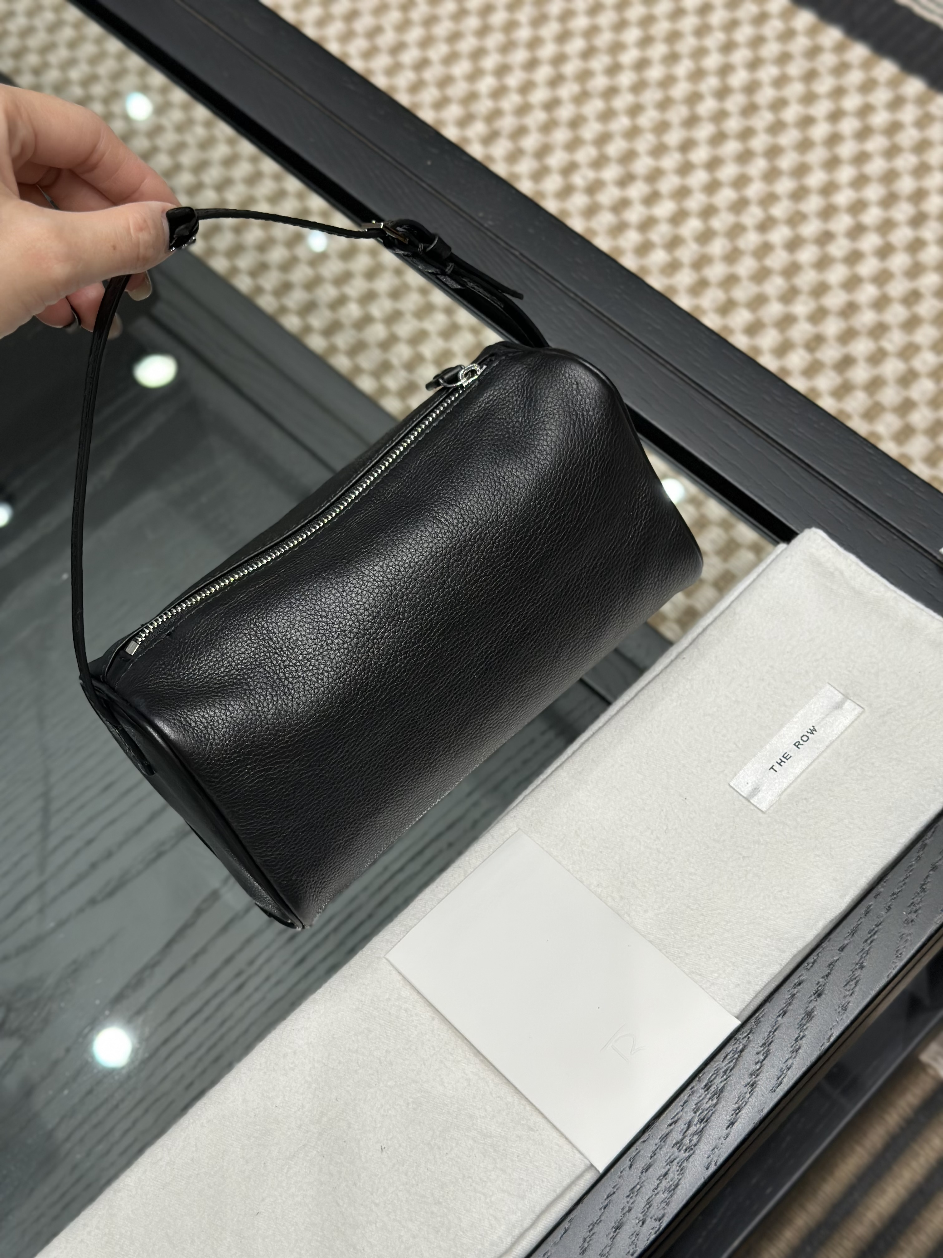 더 로우 90s 백 카프스킨 (숏 스트랩.ver)