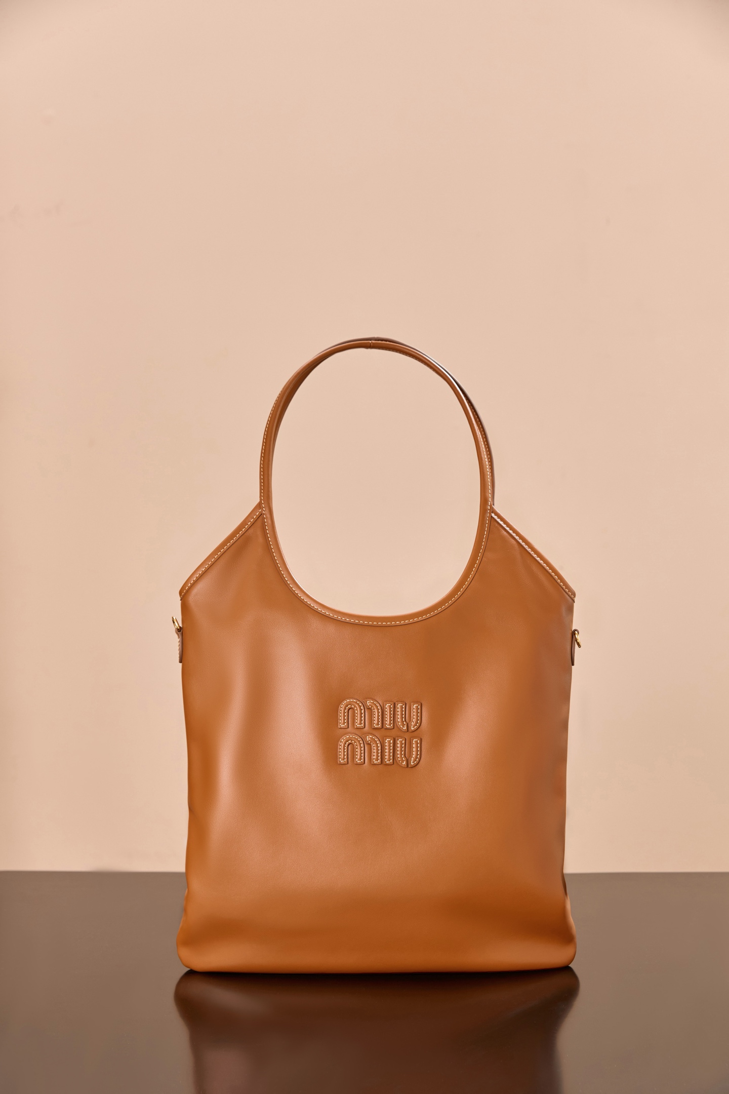 미우미우 23FW MIU MIU 아이비 가죽백 (컬러 꼬냑)