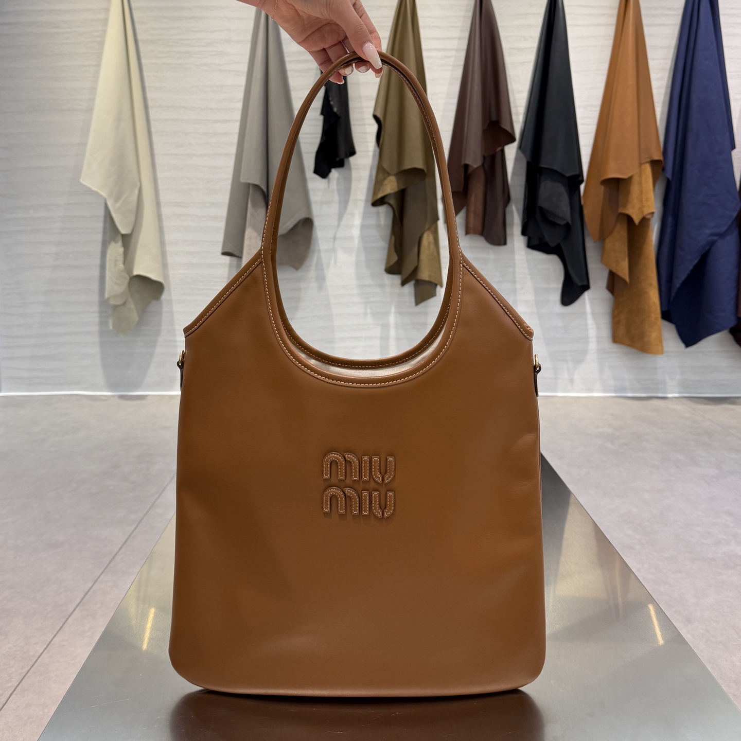 미우미우 23FW MIU MIU 아이비 가죽백 (컬러 꼬냑) (upgrade ver.)